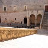 E attraverso la scalinata a doppia rampa di stile rinascimentale accediamo finalmente al piano nobile